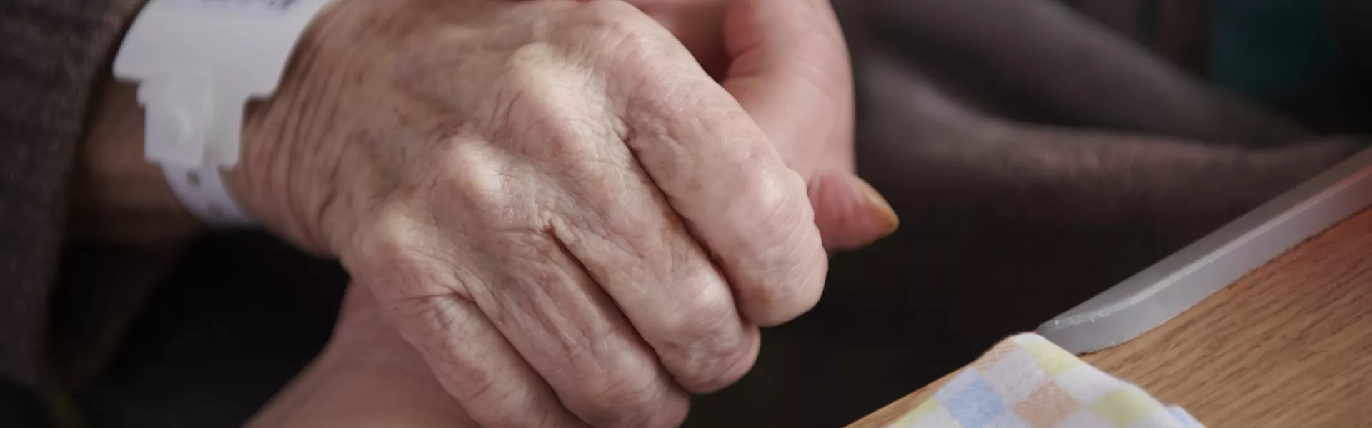 Main d'une personne âgée dans celle d'une accompagnante